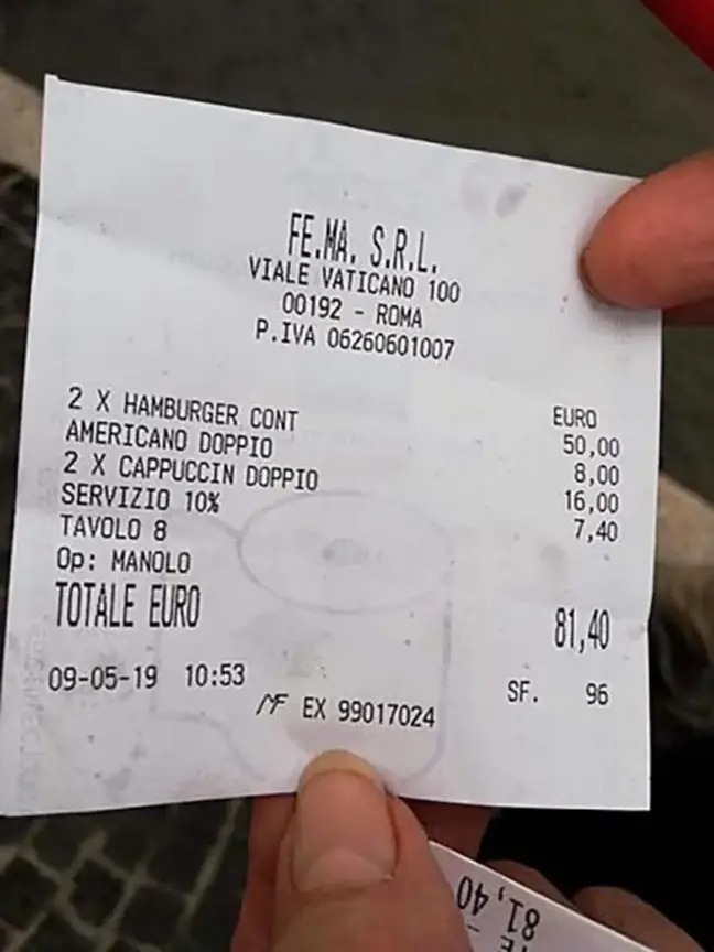 Going to the restaurant to order 2 cups of drinks and snacks, the customer looked at the bill and 