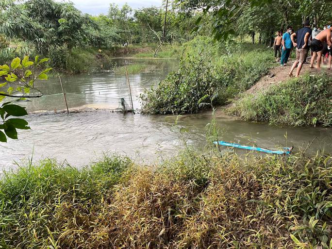 Tìm thấy thi thể 2 nam sinh chết đuối dưới kênh ở Bình Phước - Ảnh 1.