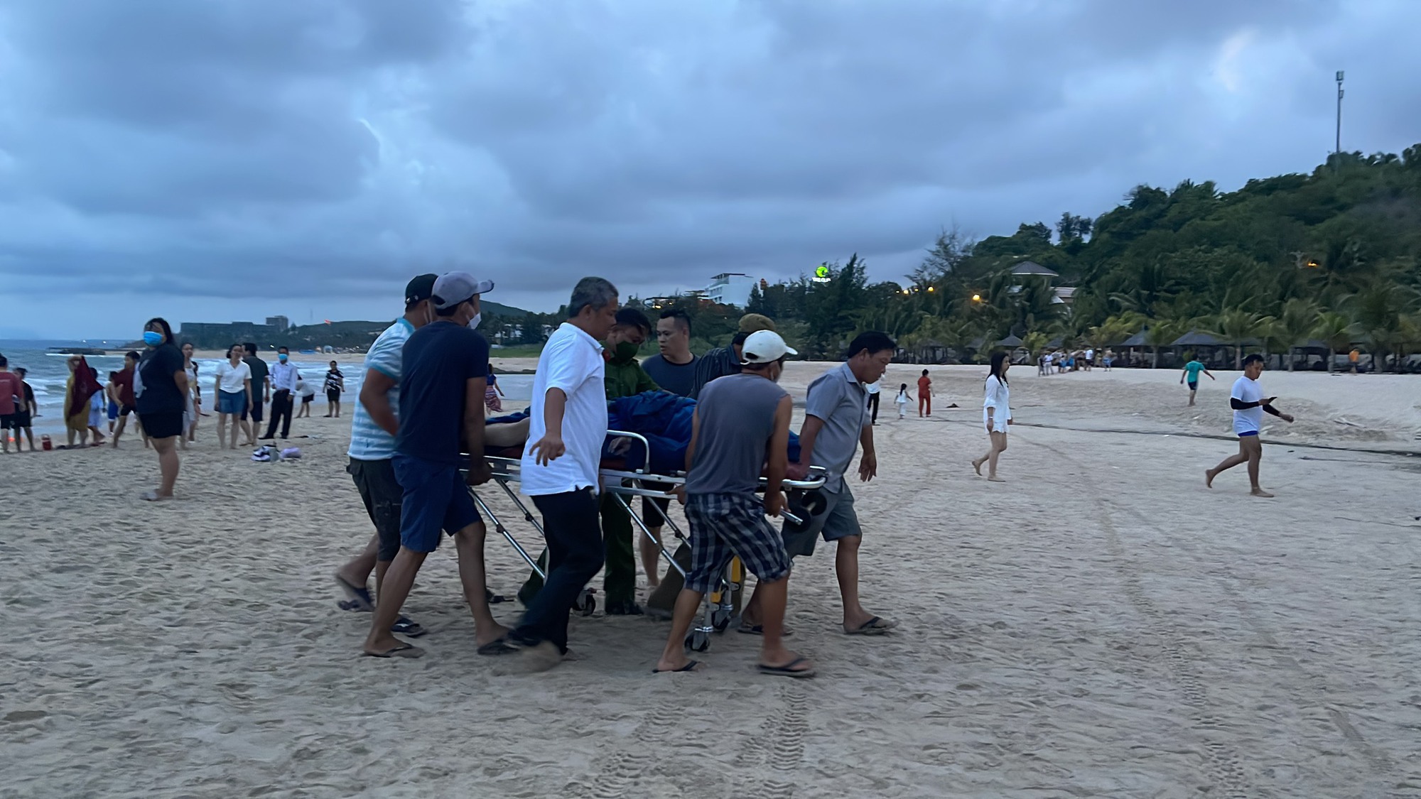 2 tourists drowned while bathing in Mui Ne - Photo 1.