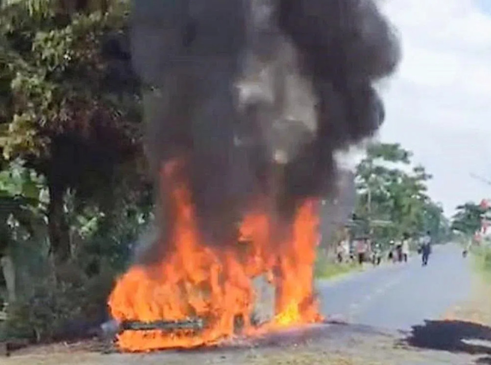 A moving car suddenly caught fire - Photo 1.