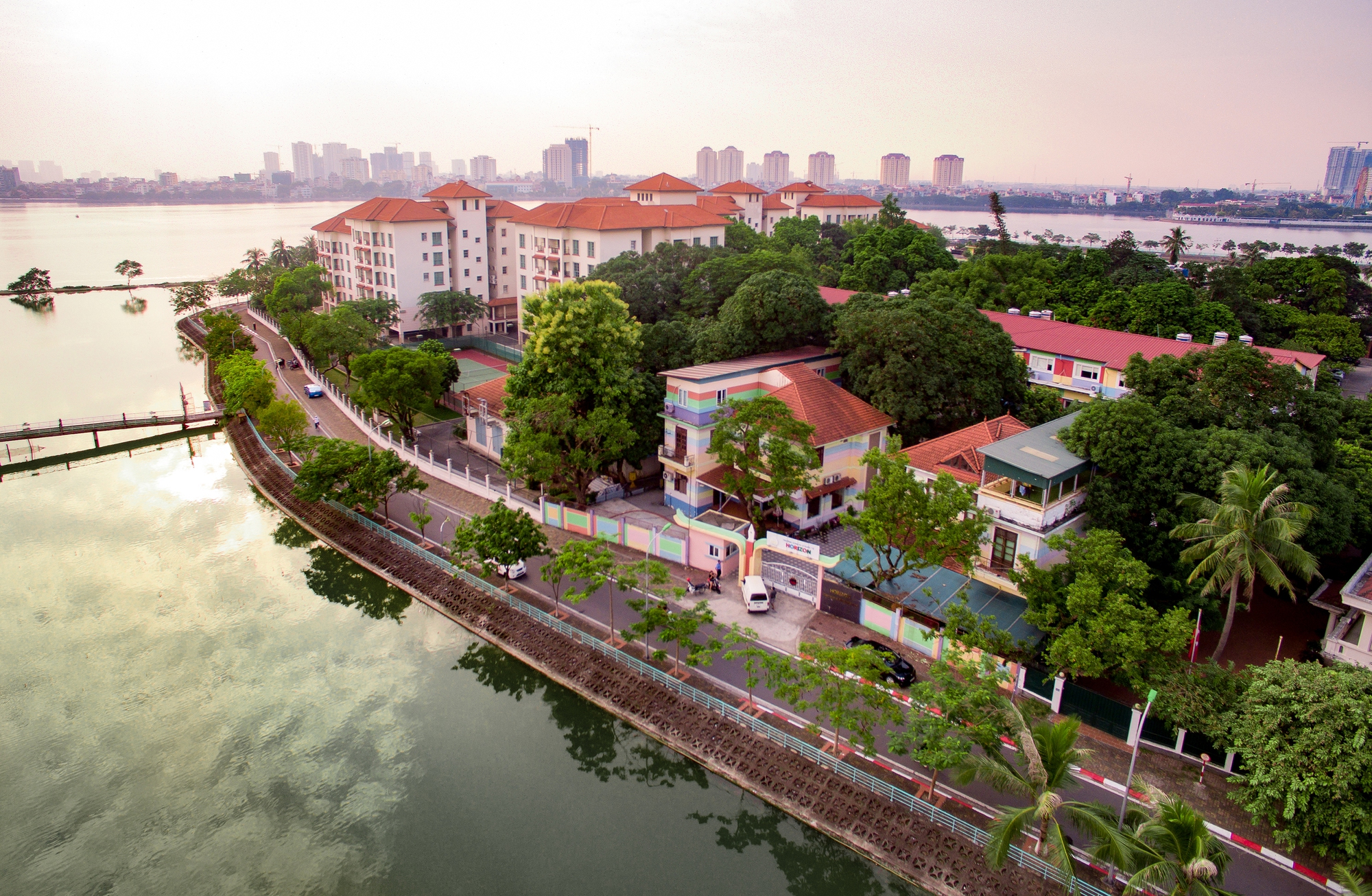 Take a look at 5 private and international schools in Tay Ho district: There is one green school, as beautiful as a park, tuition fees from 80 million VND/year - Photo 6.