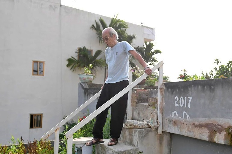 Cụ ông 87 tuổi chịu chơi mang cả cái ao đặt trên mái nhà rồi trồng rau nuôi cá: Nhiều người nói tôi liều lĩnh - Ảnh 10. Cụ ông 87 tuổi chịu chơi mang cả cái ao đặt trên mái nhà rồi trồng rau nuôi cá: Nhiều người nói tôi liều lĩnh - Ảnh 10.