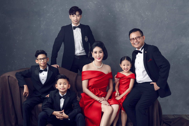 Marrying a rich man, living in a family with stepchildren, common children, but the way Ha Kieu Anh behaves and teaches children is admirable - Photo 1.