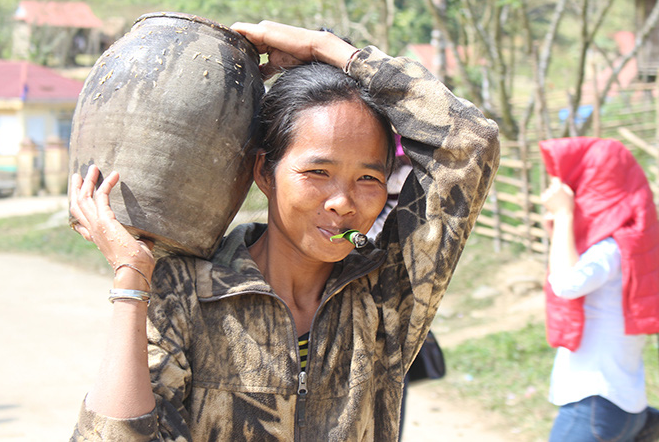 Cuộc sống săn bắt, hái lượm như người nguyên thủy ở bộ tộc kỳ lạ nhất Việt Nam - Ảnh 5.