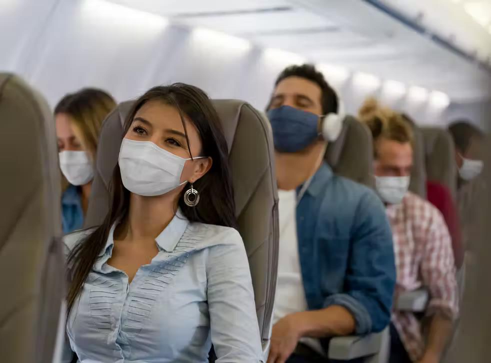 Europe abolishes the regulation of wearing masks on planes and in airports - Photo 1.