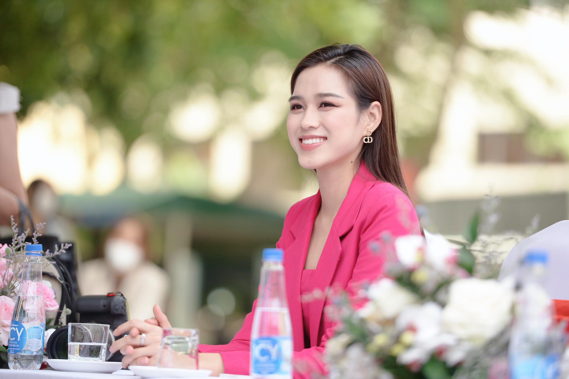 Hoa hậu Đỗ Thị Hà nói về áp lực khi bị so sánh với bạn học thời cấp 2 - Ảnh 8.