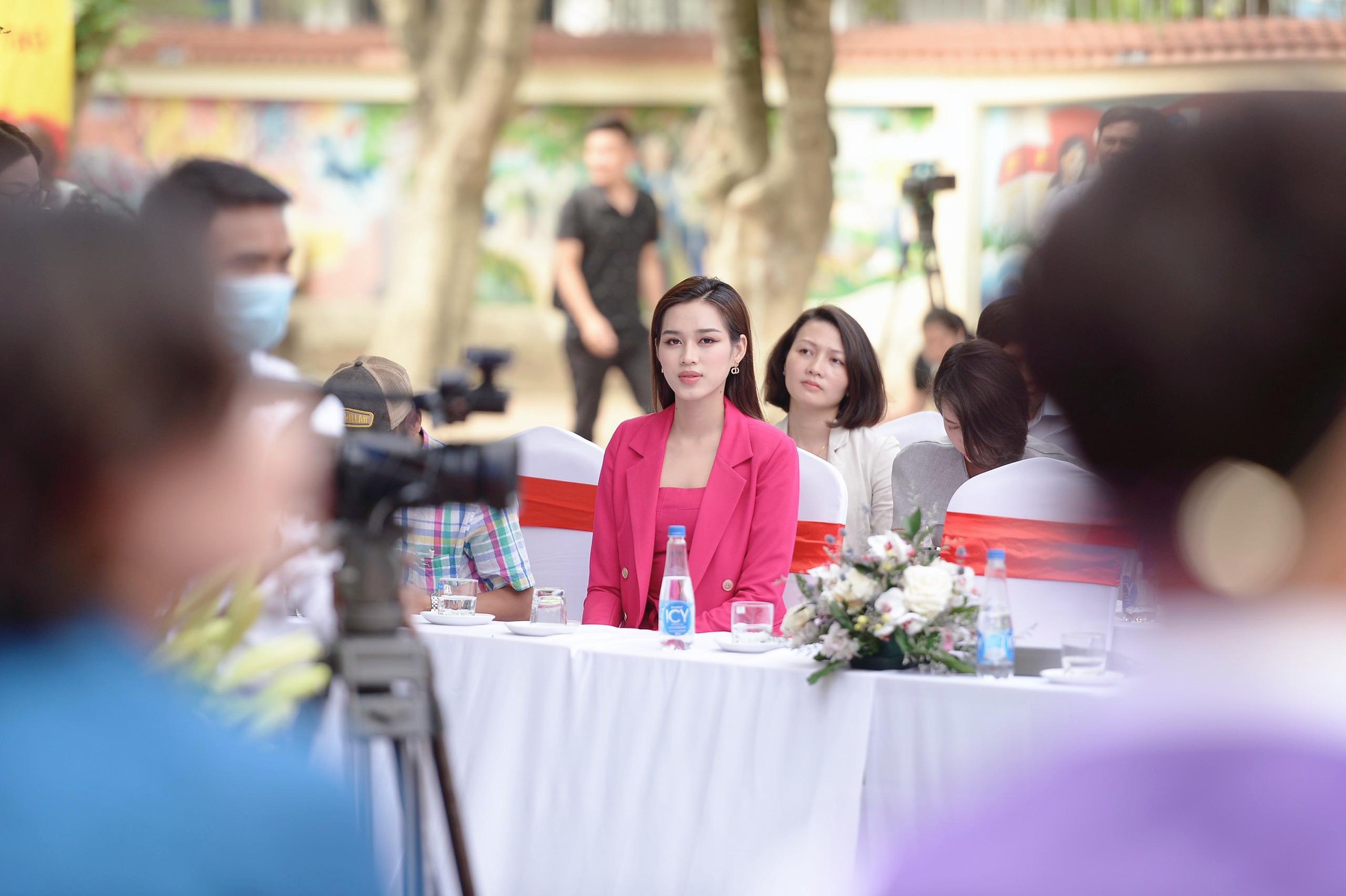 Hoa hậu Đỗ Thị Hà nói về áp lực khi bị so sánh với bạn học thời cấp 2 - Ảnh 7.