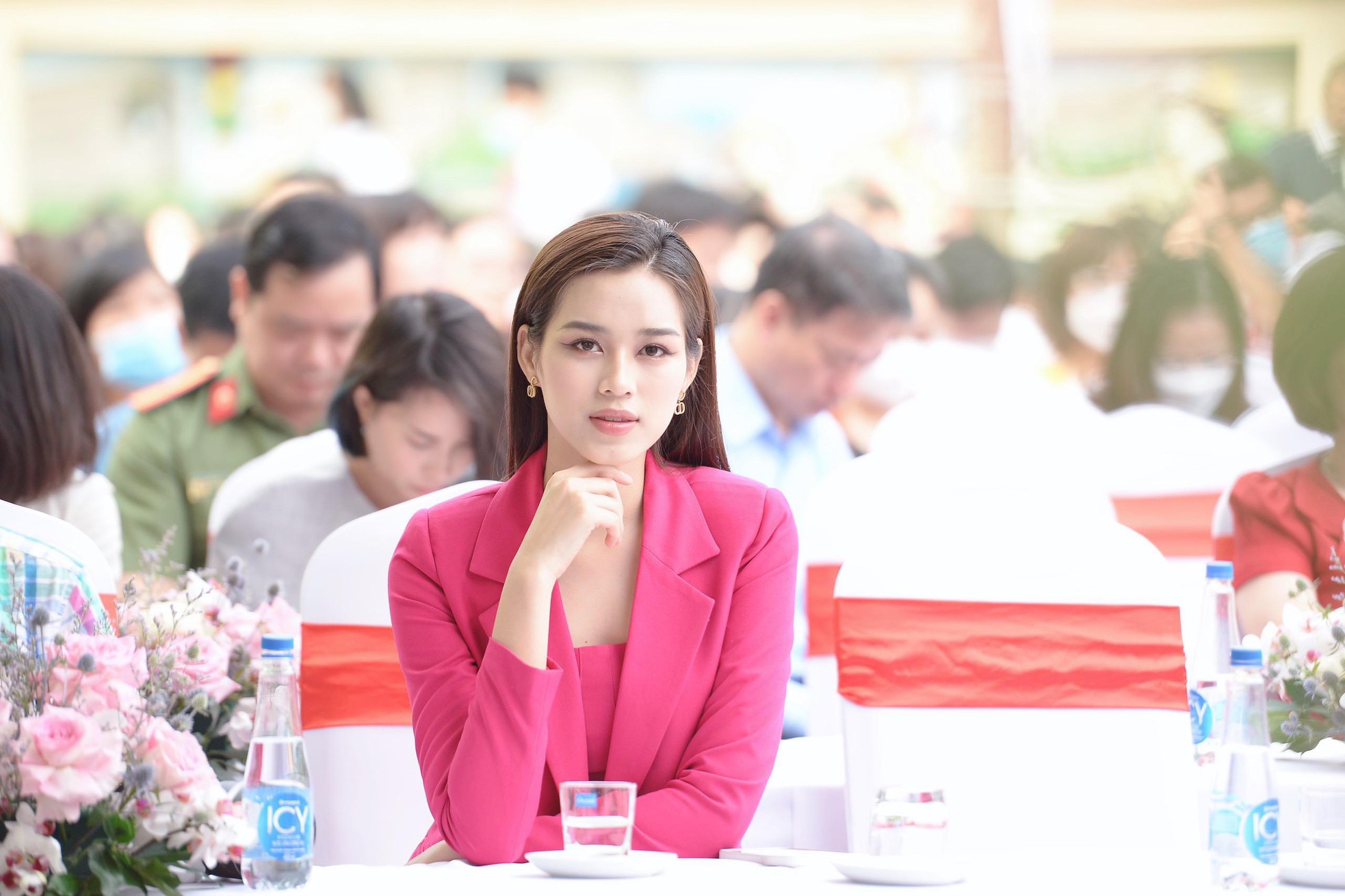 Hoa hậu Đỗ Thị Hà nói về áp lực khi bị so sánh với bạn học thời cấp 2 - Ảnh 9.