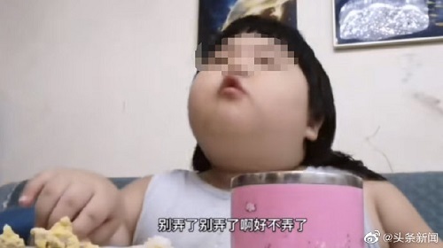 "Vỗ béo" con gái để quay video đăng lên mạng xã hội kiếm tiền, những kiểu cha mẹ "độc hại" cần phải tẩy chay - Ảnh 1. "Vỗ béo" con gái để quay video đăng lên mạng xã hội kiếm tiền, những kiểu cha mẹ "độc hại" cần phải tẩy chay - Ảnh 1.