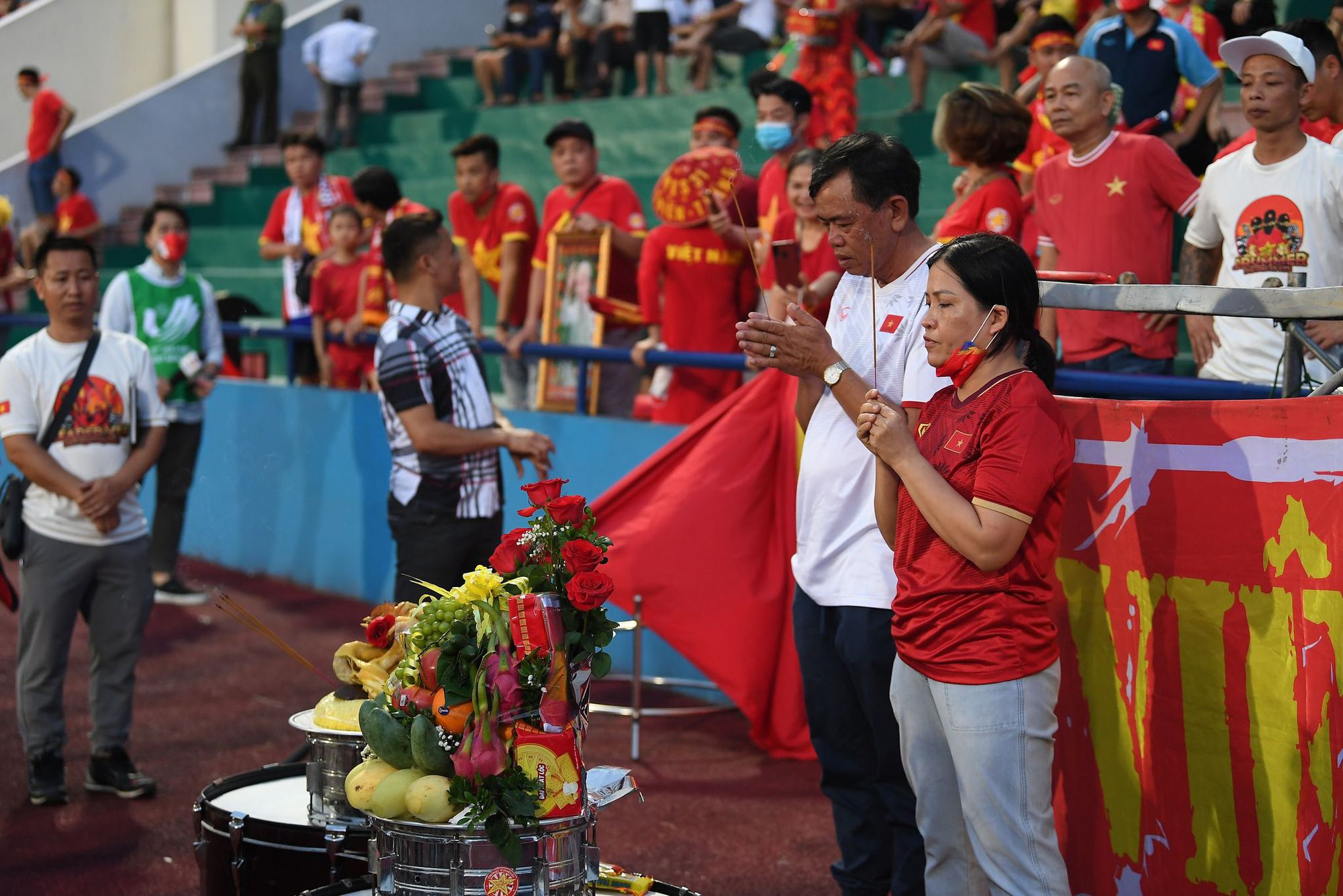 The female fan announced to donate nearly 1 billion VND to the Vietnamese men's and women's football team if they won the 31st SEA Games - Photo 4.
