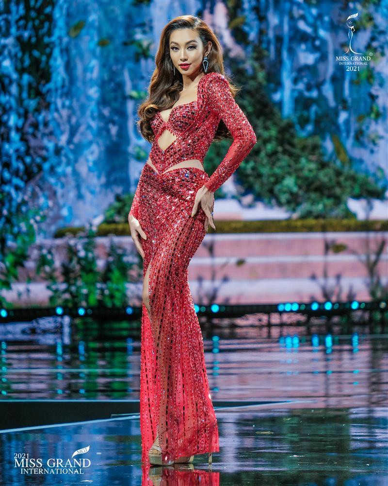 Váy dạ hội của mỹ nhân Việt ở Miss Grand: Kiều Loan lựa chọn mạo hiểm, Thuỳ Tiên đổi vào phút chót - Ảnh 1.