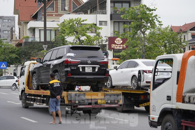 Unexpected details about the fleet of luxury cars that were detained after the search of the house of the former President of Ha Long City - Photo 1.