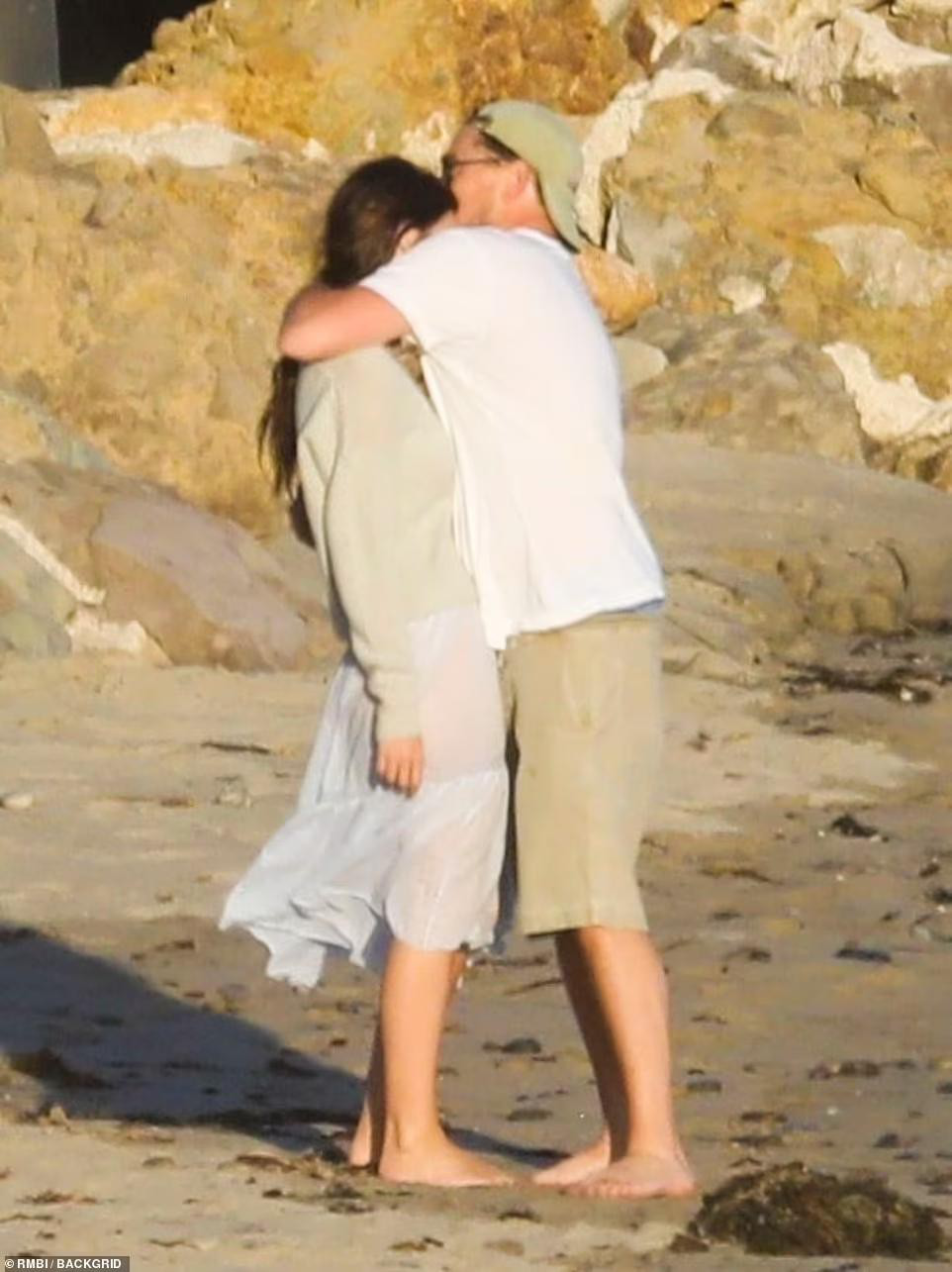 Tài tử Leonardo DiCaprio và bạn gái kém 23 tuổi âu yếm ngọt ngào ở biển - Ảnh 5.