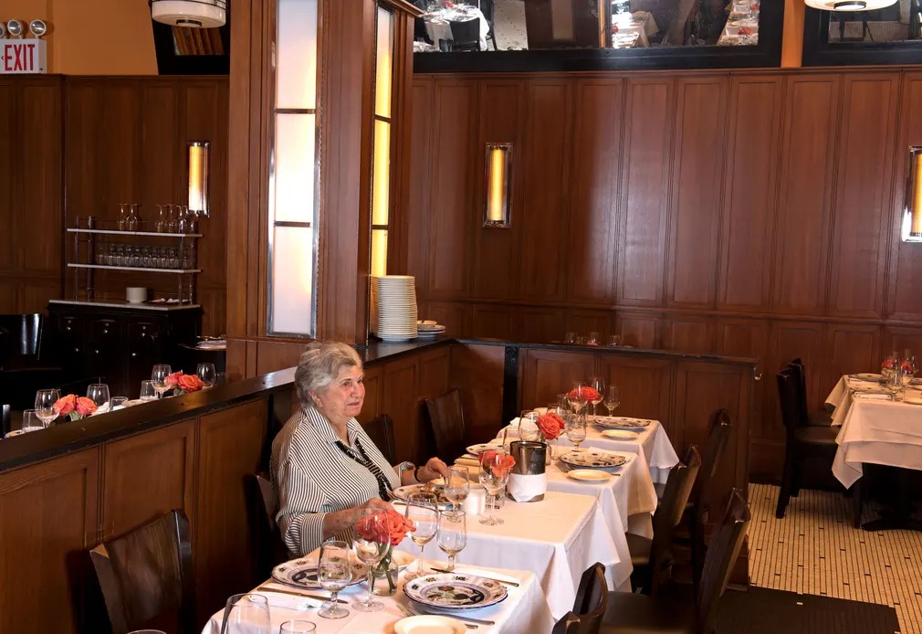 Nhiếp ảnh gia dành trọn 35 năm chỉ chụp những thực khách ngồi ăn một mình trong các nhà hàng, kết quả là một bộ ảnh gây ngỡ ngàng - Ảnh 10.