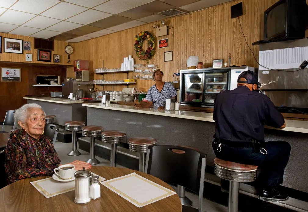 Nhiếp ảnh gia dành trọn 35 năm chỉ chụp những thực khách ngồi ăn một mình trong các nhà hàng, kết quả là một bộ ảnh gây ngỡ ngàng - Ảnh 11.