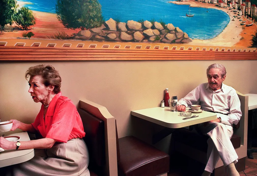 Nhiếp ảnh gia dành trọn 35 năm chỉ chụp những thực khách ngồi ăn một mình trong các nhà hàng, kết quả là một bộ ảnh gây ngỡ ngàng - Ảnh 3.