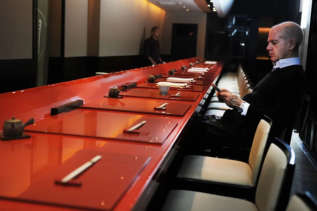 Nhiếp ảnh gia dành trọn 35 năm chỉ chụp những thực khách ngồi ăn một mình trong các nhà hàng, kết quả là một bộ ảnh gây ngỡ ngàng - Ảnh 9.