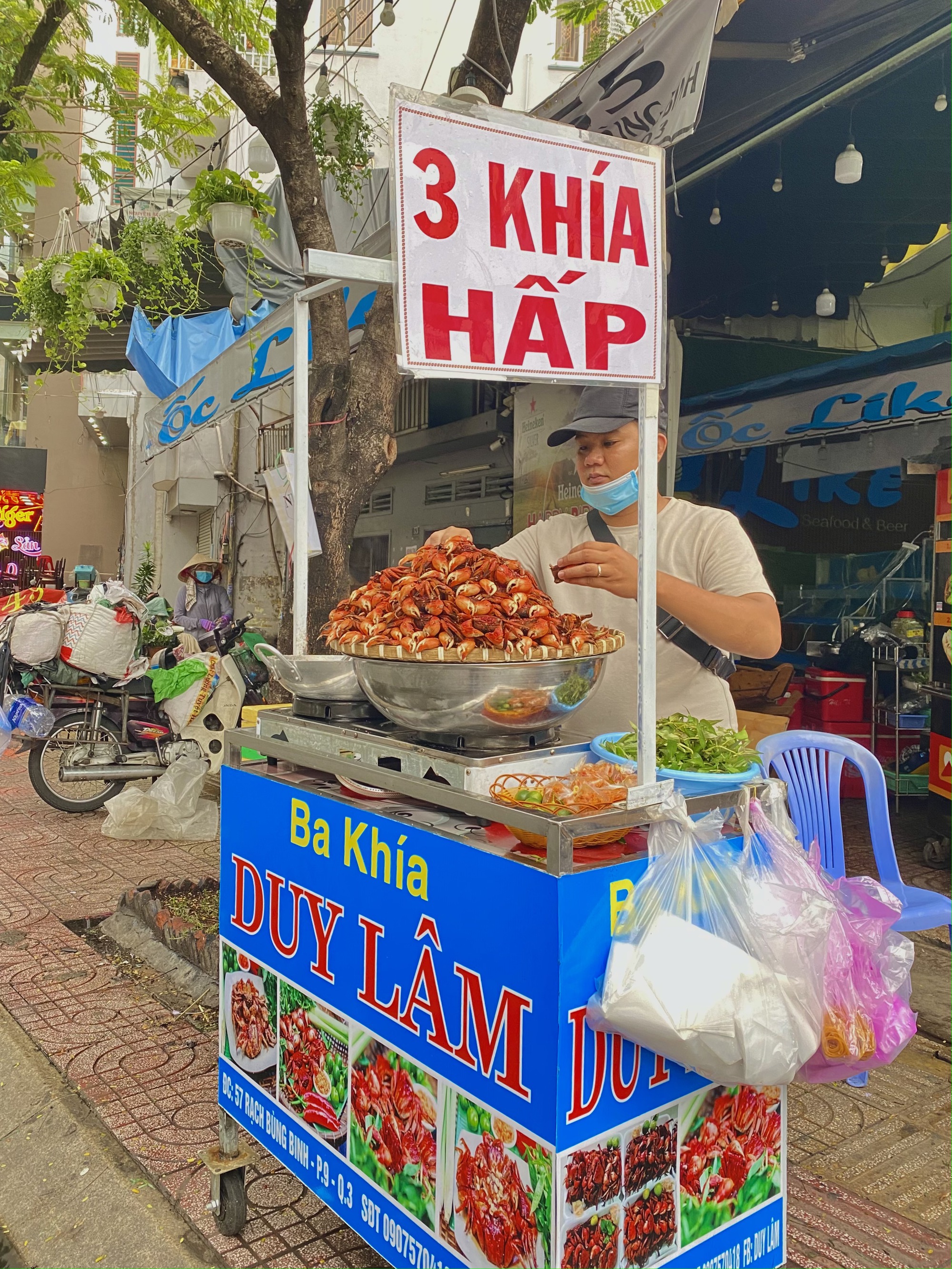 Looking for the most famous steamed three-wheeler in Saigon, the car is hiding right here with new dishes covered with 