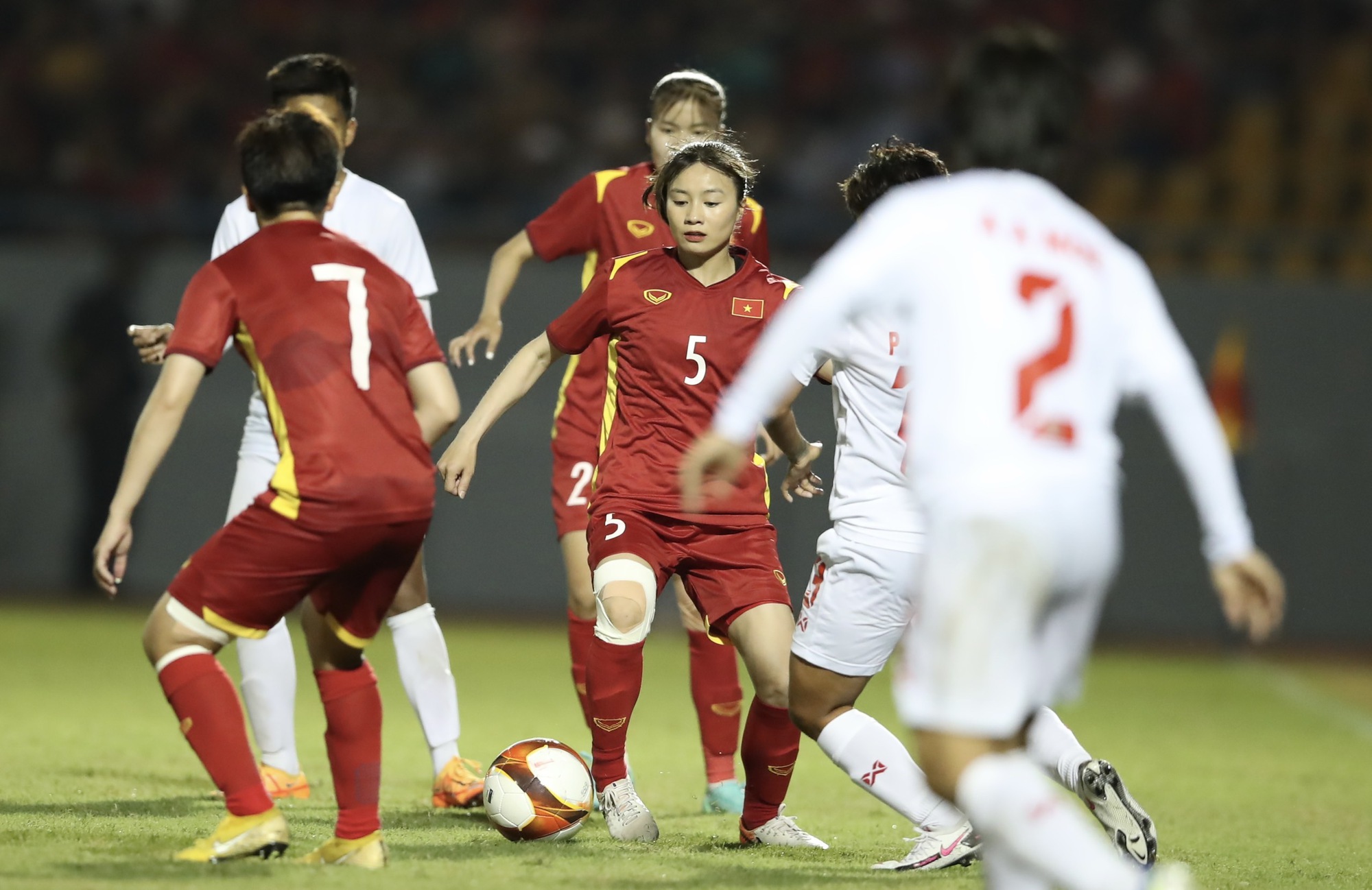 Defeating Myanmar, the Vietnamese women's team and Thailand compete for gold at the 31st SEA Games - Photo 1.