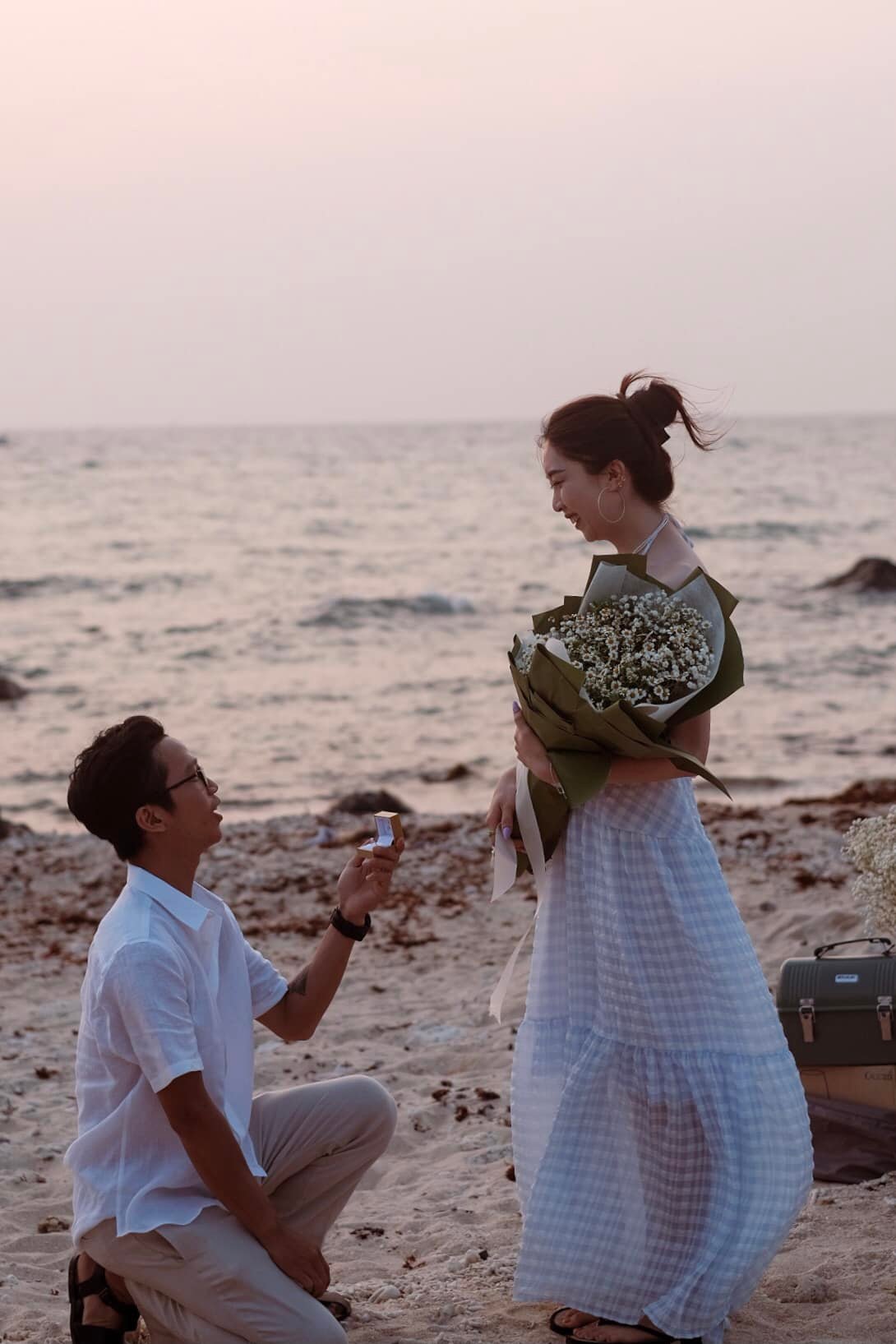 Làng chài ven biển Phú Quý - địa điểm du lịch nổi tiếng đối với giới trẻ gây bất ngờ khi trở thành không gian cầu hôn cực lãng mạn  - Ảnh 4.