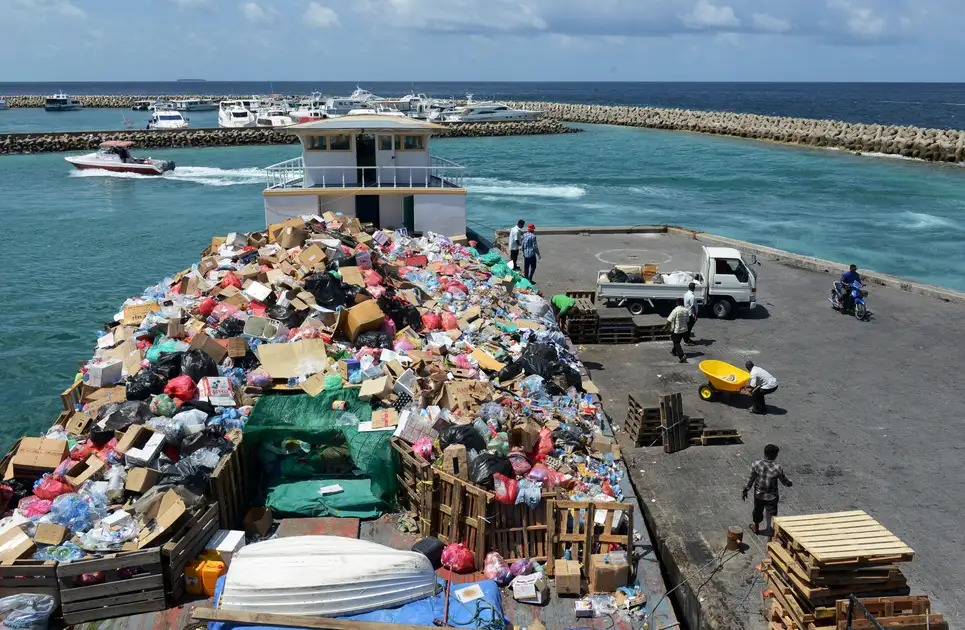 Cận cảnh 'đảo rác' - vết sẹo nhân tạo giữa thiên đường du lịch Maldives - Ảnh 8.