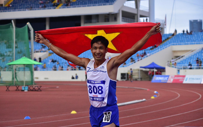 Chồng thi SEA Games chạy 10000m dưới sân, vợ trên khán đài khóc khi chưa về đích: Yêu 7 năm mới cưới, có 2 con vẫn như hồi mới yêu! - Ảnh 3.