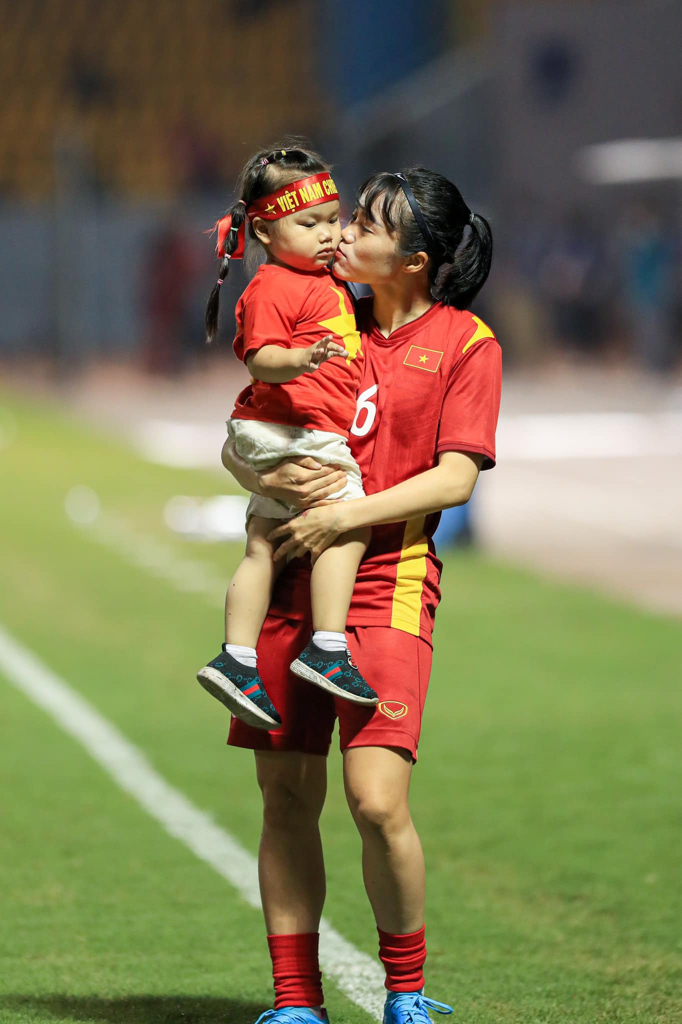 How does it feel to have a mother who is a female soccer player: The moment Hoang Quynh hugs her child and runs on the field, everyone is touched - Photo 2.