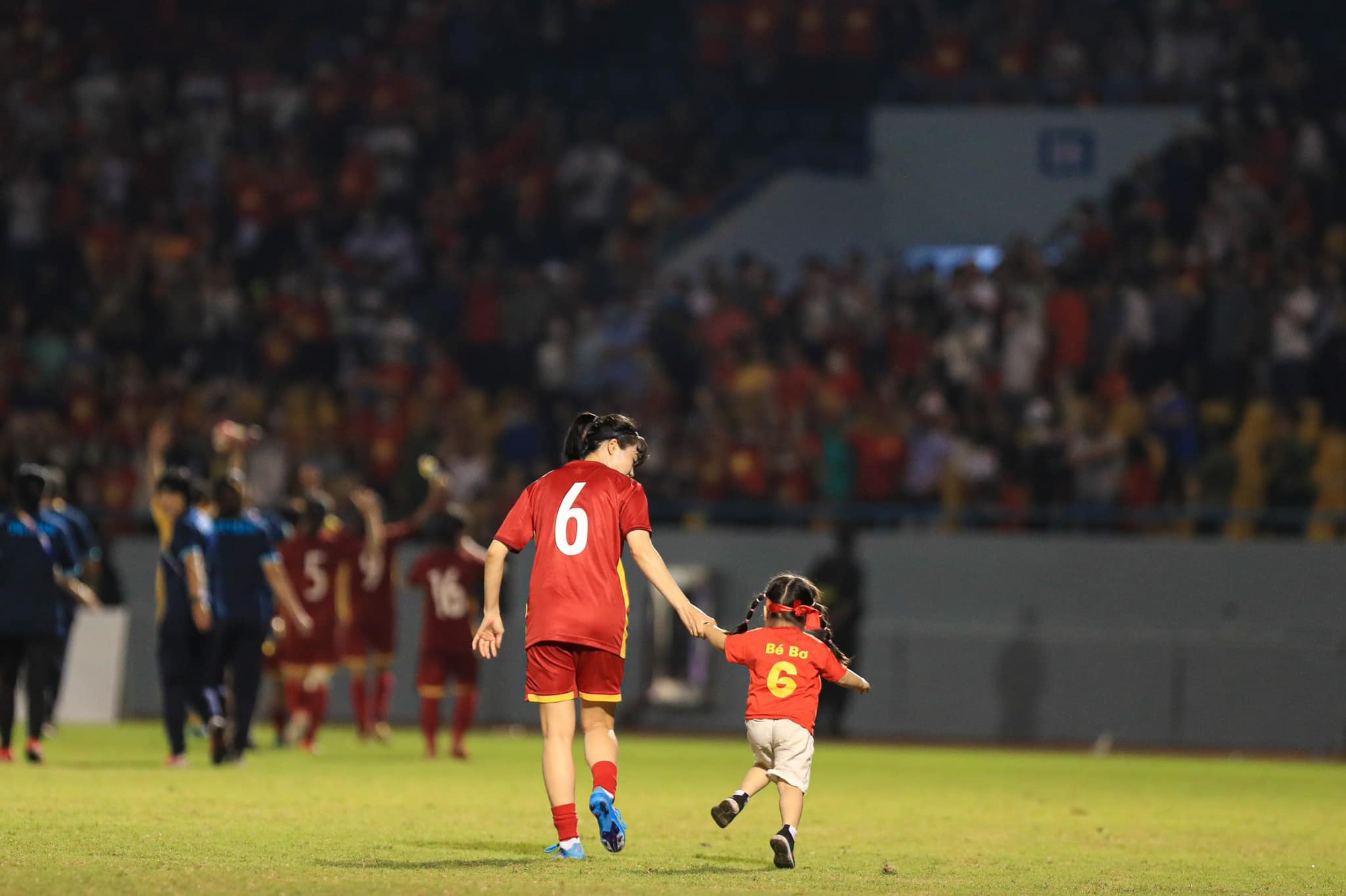 What does it feel like to have a mother who is a female soccer player: The moment Hoang Quynh hugs her child and runs on the field, everyone is touched - Photo 3.