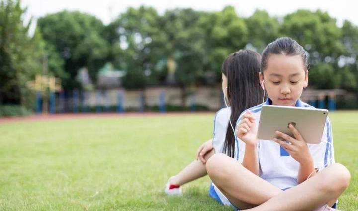 Trẻ thiếu thốn t&igrave;nh cảm thường c&oacute; 3 BIỂU HIỆN n&agrave;y, cha mẹ đặc biệt lưu &yacute;: Xử l&yacute; c&agrave;ng sớm c&agrave;ng tốt, chớ chủ quan - Ảnh 1.