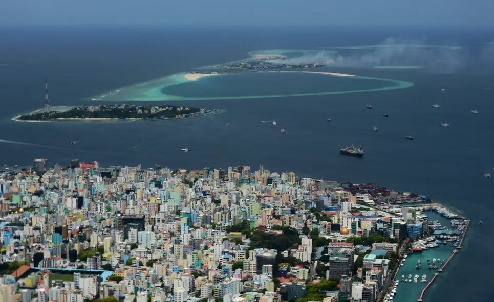 Cận cảnh 'đảo rác' - vết sẹo nhân tạo giữa thiên đường du lịch Maldives - Ảnh 4.