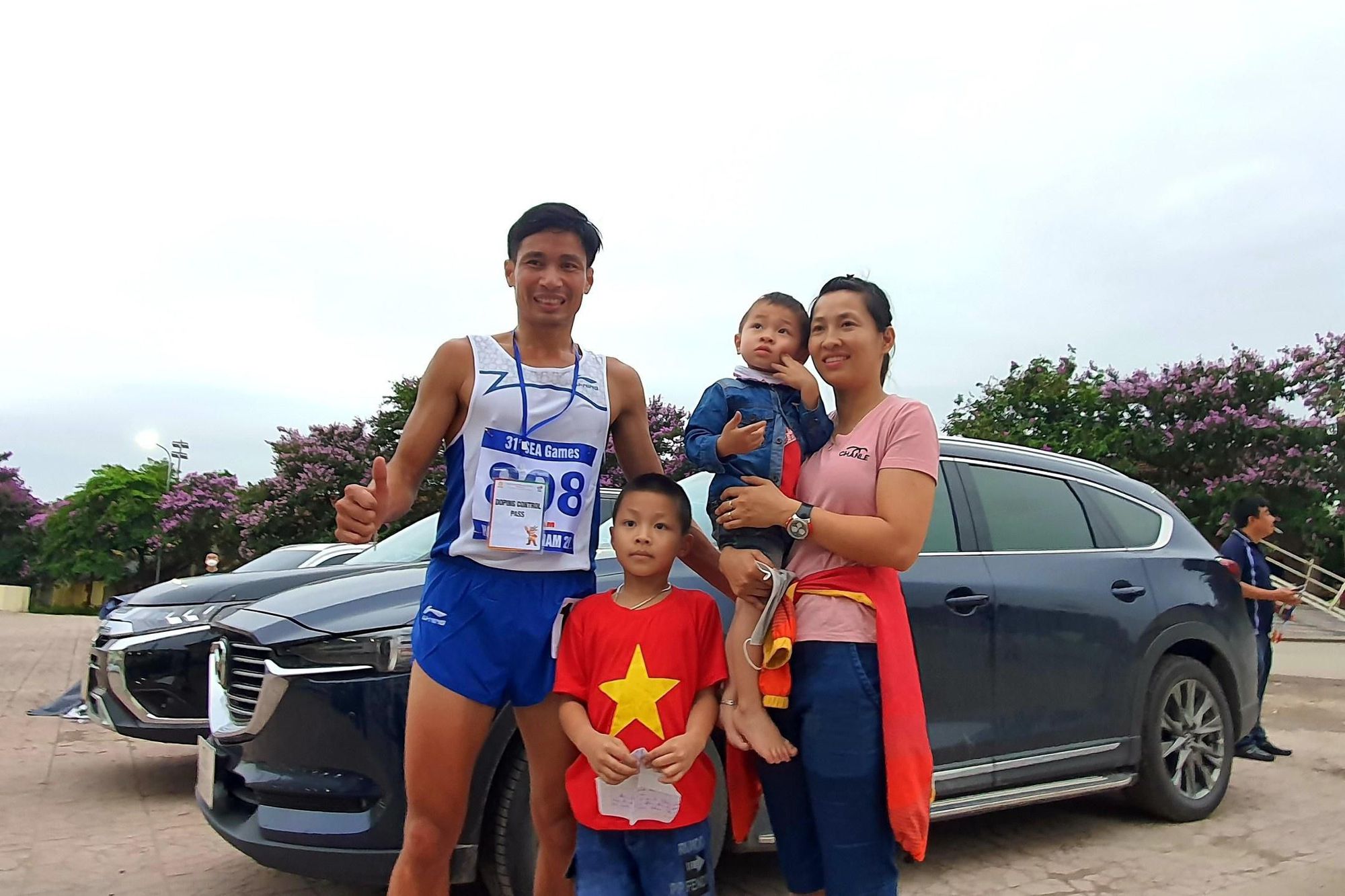 Chồng thi SEA Games chạy 10000m dưới sân, vợ trên khán đài khóc khi chưa về đích: Yêu 7 năm mới cưới, có 2 con vẫn như hồi mới yêu! - Ảnh 7.