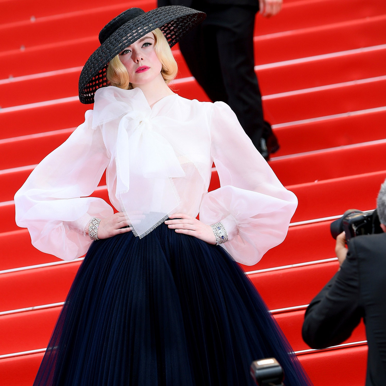 Elle Fanning tại Cannes 2022: Diện váy hồng để tóc vàng xinh xuất sắc đến độ được ví như Juliet giữa đời thực - Ảnh 5.
