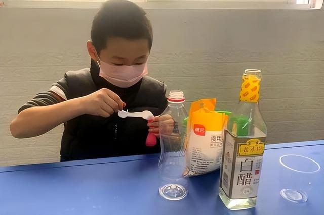 Mẹ chồng ngày nào cũng cho cháu chơi thí nghiệm, người mẹ cho rằng điều đó rất nguy hiểm nhưng sau này lại cảm ơn rối rít - Ảnh 1. Mẹ chồng ngày nào cũng cho cháu chơi thí nghiệm khoa học, người mẹ cho rằng điều đó rất nguy hiểm nhưng sau này lại cảm ơn rối rít - Ảnh 1.