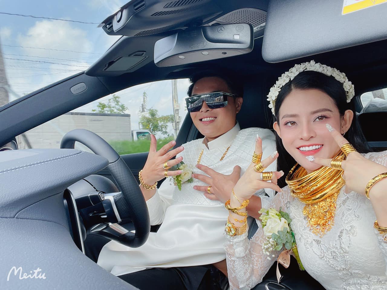 The bride received 30 gold trees on the wedding day, wearing a full face to attract attention: The mother-in-law gave her daughter-in-law a billion-dollar Mercedes car, the grandmother U80 