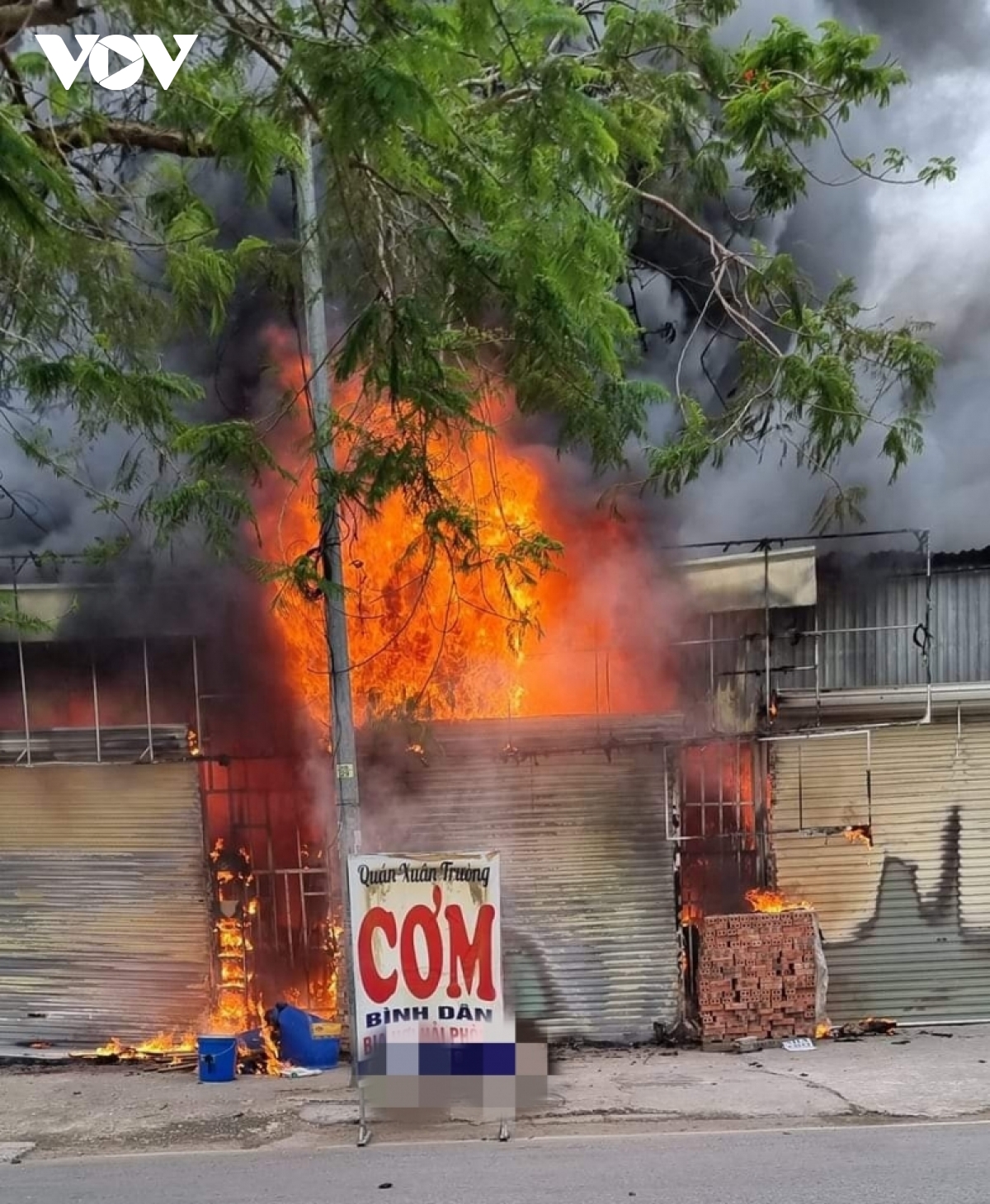 Big fire destroyed a row of shops in Hong Bang district, Hai Phong - Photo 1.