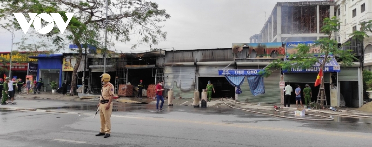 Big fire destroyed a row of shops in Hong Bang district, Hai Phong - Photo 3.