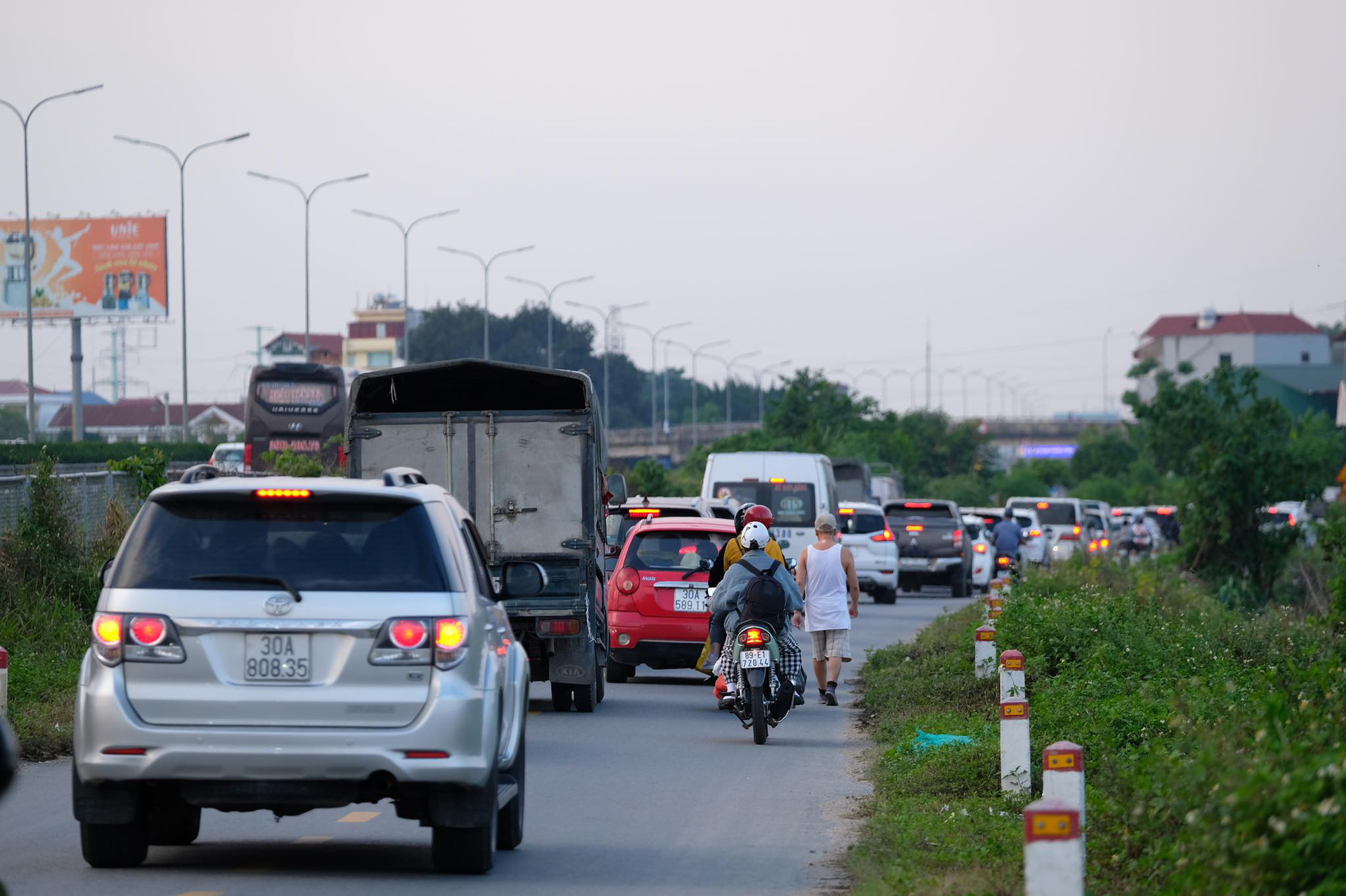 Người dân ùn ùn quay trở lại Hà Nội dù chưa kết thúc kỳ nghỉ lễ vì nỗi sợ tắc đường, giao thông khu vực cửa ngõ ùn ứ - Ảnh 9. Người dân ùn ùn quay trở lại Hà Nội dù chưa kết thúc kỳ nghỉ lễ vì nỗi sợ tắc đường, giao thông khu vực cửa ngõ ùn ứ - Ảnh 9.