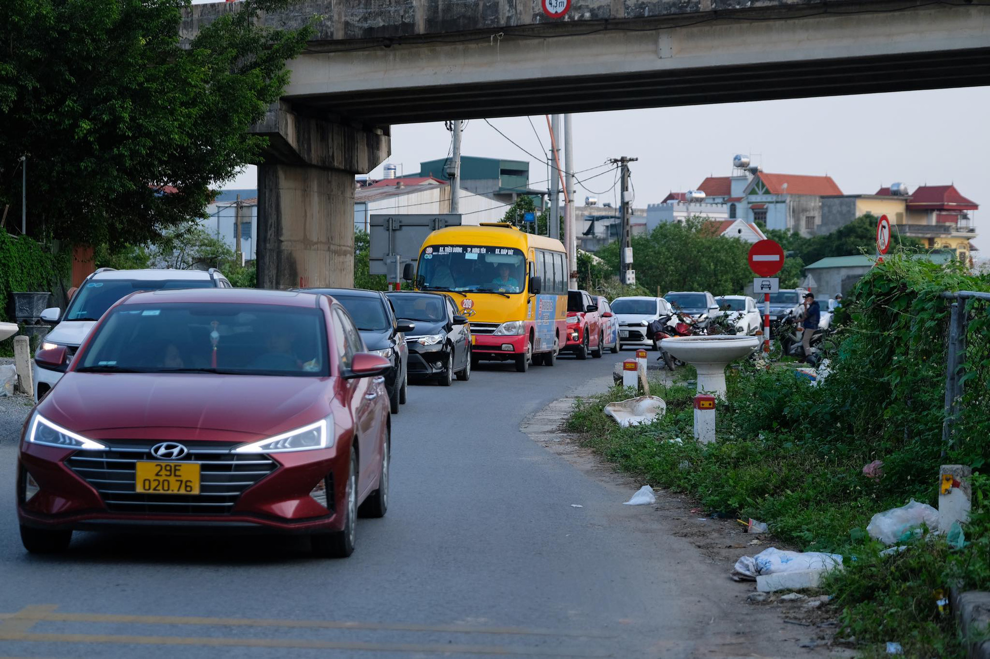 Người dân ùn ùn quay trở lại Hà Nội dù chưa kết thúc kỳ nghỉ lễ vì nỗi sợ tắc đường, giao thông khu vực cửa ngõ ùn ứ - Ảnh 7. Người dân ùn ùn quay trở lại Hà Nội dù chưa kết thúc kỳ nghỉ lễ vì nỗi sợ tắc đường, giao thông khu vực cửa ngõ ùn ứ - Ảnh 7.