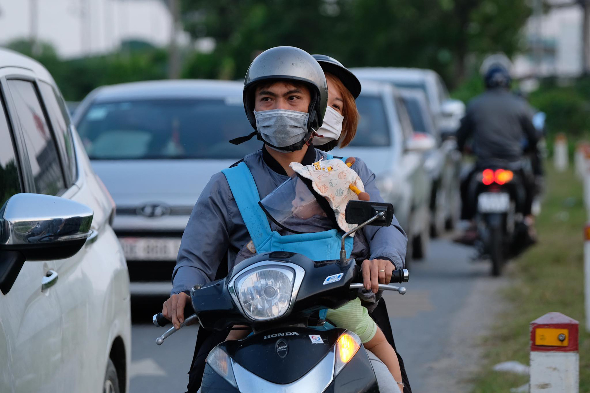 Người dân ùn ùn quay trở lại Hà Nội dù chưa kết thúc kỳ nghỉ lễ vì nỗi sợ tắc đường, giao thông khu vực cửa ngõ ùn ứ - Ảnh 8. Người dân ùn ùn quay trở lại Hà Nội dù chưa kết thúc kỳ nghỉ lễ vì nỗi sợ tắc đường, giao thông khu vực cửa ngõ ùn ứ - Ảnh 8.