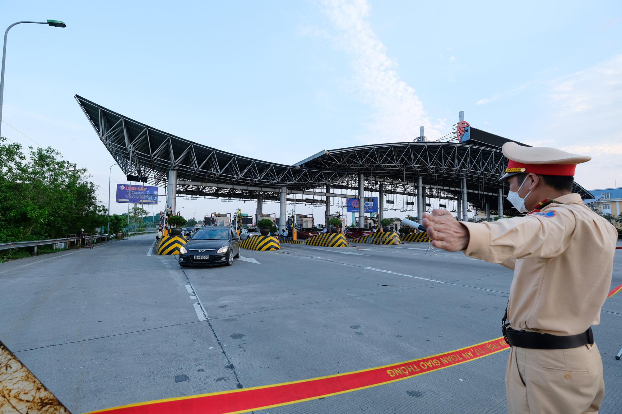 Người dân ùn ùn quay trở lại Hà Nội dù chưa kết thúc kỳ nghỉ lễ vì nỗi sợ tắc đường, giao thông khu vực cửa ngõ ùn ứ - Ảnh 6. Người dân ùn ùn quay trở lại Hà Nội dù chưa kết thúc kỳ nghỉ lễ vì nỗi sợ tắc đường, giao thông khu vực cửa ngõ ùn ứ - Ảnh 6.
