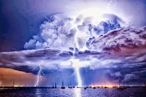 Living with lightning: The strange village is constantly beaten by the sky, receiving 10 lightning strikes a day, challenging human bravery, tourists flock to admire - Photo 1.