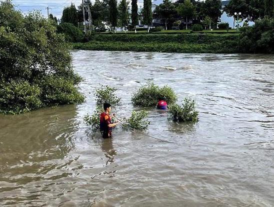 Going to play soccer on their birthday, 3 students were swept away by water - Photo 1.