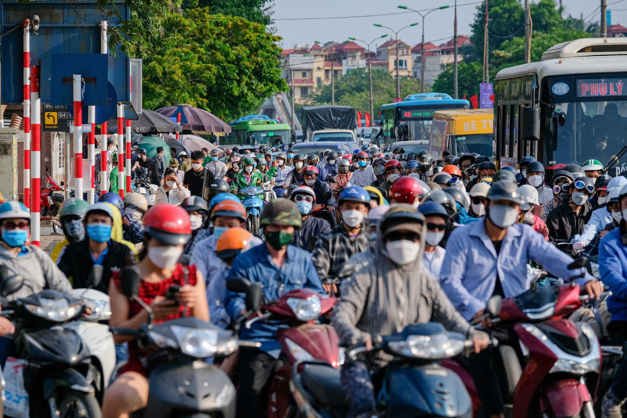 Chưa kết thúc nghỉ lễ, người dân đã lo trở lại Hà Nội vì nỗi lo tắc đường - Ảnh 1. Chưa kết thúc nghỉ lễ, người dân đã lo trở lại Hà Nội vì nỗi lo tắc đường - Ảnh 1.
