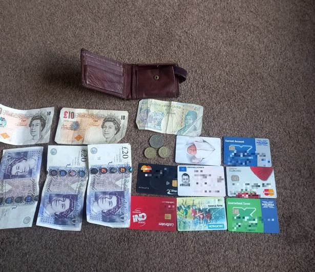 The man left his wallet on the taxi and determined to lose it, 7 years later the object returned to the old owner, but what was inside was really shocking - Photo 3.