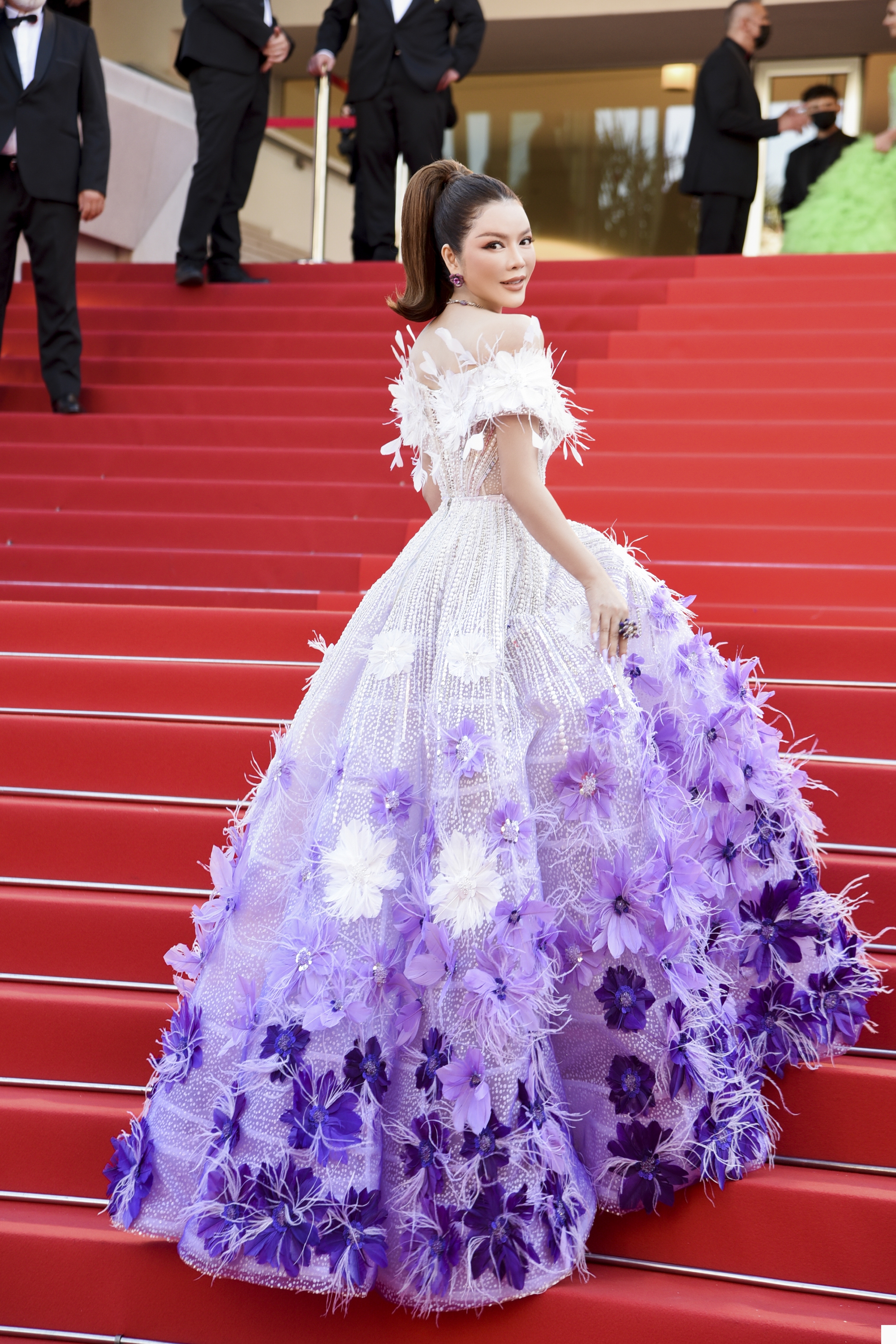 Ly Nha Ky flaunts her figure on the 75th Cannes red carpet, showing off her 