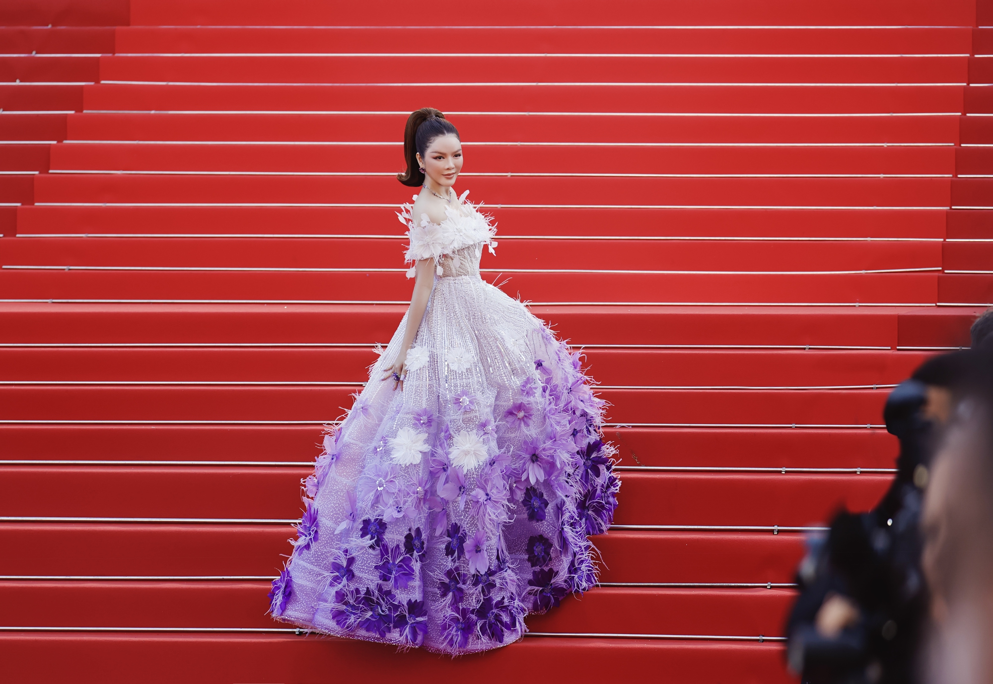 Ly Nha Ky flaunts her figure on the 75th Cannes red carpet, showing off her 