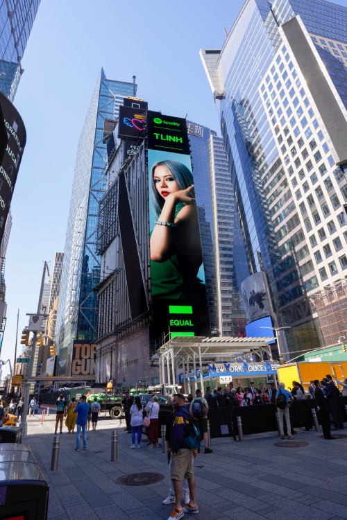 Nữ rapper GenZ - TLinh xuất hiện tại Quảng trường Thời đại New York - Ảnh 1.