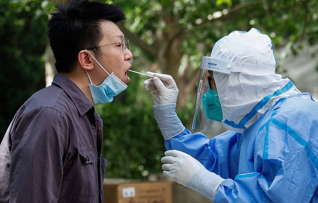 Triều Tiên: Số bệnh nhân có triệu chứng sốt vượt quá 2,2 triệu, ông Kim Jong-un có thể không tiêm vắc xin Covid-19 - Ảnh 1.