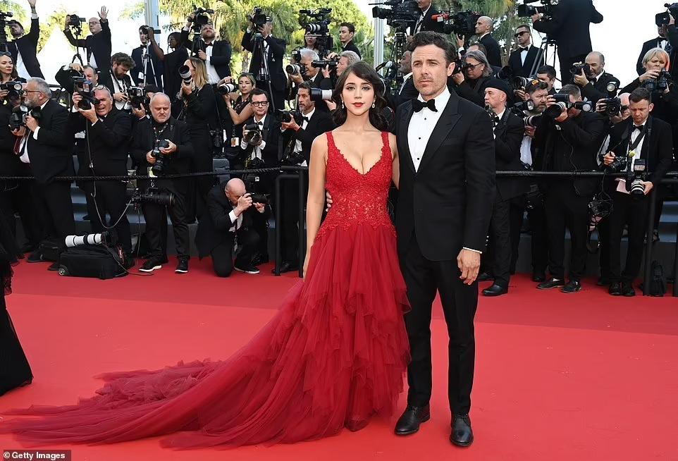 Cannes ngày 4: Dàn 'chân dài' đình đám đọ dáng nóng bỏng với mốt 'không nội y' - Ảnh 8.
