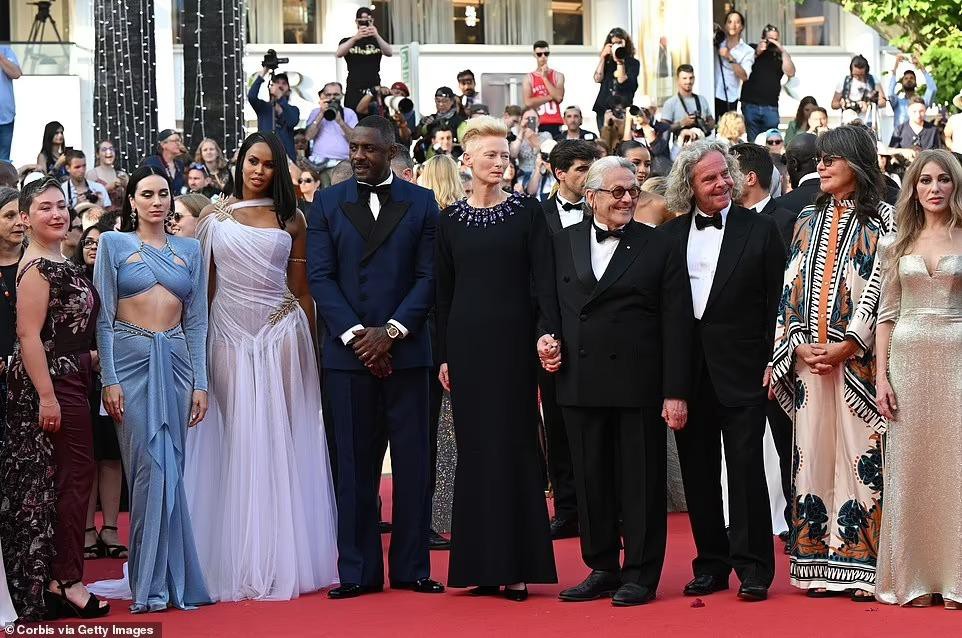 Cannes ngày 4: Dàn 'chân dài' đình đám đọ dáng nóng bỏng với mốt 'không nội y' - Ảnh 1.